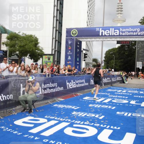 29.06.2025 - hella hamburg halbmarathon Michael Strokosch http://msf.ph/oto/8158061 29.06.2025 10:23:29 Ziel 35, 52, 9385, 17771, 19078 meine-sportfotos.de