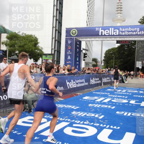 29.06.2025 - hella hamburg halbmarathon Michael Strokosch http://msf.ph/oto/8158082 29.06.2025 10:23:30 Ziel 35, 52, 9385, 17771, 19078 meine-sportfotos.de