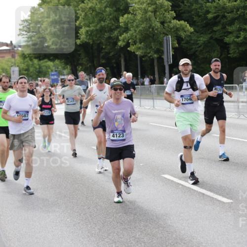 29.06.2025 - hella hamburg halbmarathon Jannik Wohlers http://msf.ph/oto/8158093 29.06.2025 10:18:03 Lombardsbrücke 1234, 1820, 2335, 2703, 3202, 3321, 3482, 4123, 4383, 4710, 4738, 5909, 6332, 6533, 7160, 7454, 8341, 9222, 9505, 9586, 9658, 9748, 9834, 10172, 10659, 10687, 12541, 12548, 12552, 12703, 12847, 13193, 13341, 13370, 13933, 14023, 14332, 14770, 15393, 15436, 16209, 16451, 16828, 16833, 17048, 17283, 17876, 18145, 18677, 18697, 18807, 18825 meine-sportfotos.de