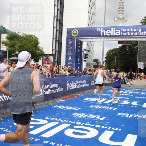 29.06.2025 - hella hamburg halbmarathon Michael Strokosch http://msf.ph/oto/8158095 29.06.2025 10:23:31 Ziel 35, 52, 9385, 17771, 19078 meine-sportfotos.de