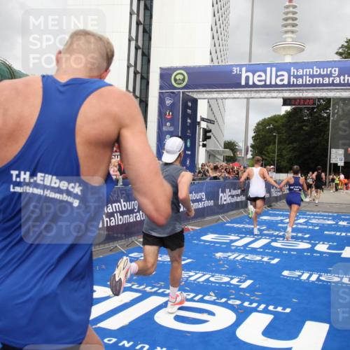 29.06.2025 - hella hamburg halbmarathon Michael Strokosch http://msf.ph/oto/8158105 29.06.2025 10:23:31 Ziel 35, 52, 9385, 17771, 19078 meine-sportfotos.de