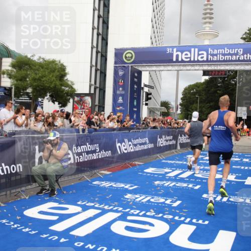 29.06.2025 - hella hamburg halbmarathon Michael Strokosch http://msf.ph/oto/8158134 29.06.2025 10:23:32 Ziel 35, 52, 9385, 17771, 19078 meine-sportfotos.de
