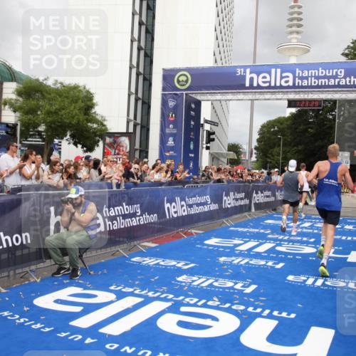 29.06.2025 - hella hamburg halbmarathon Michael Strokosch http://msf.ph/oto/8158139 29.06.2025 10:23:33 Ziel 35, 52, 9385, 16169, 17771 meine-sportfotos.de