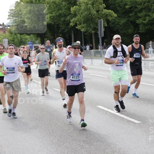29.06.2025 - hella hamburg halbmarathon Jannik Wohlers http://msf.ph/oto/8158142 29.06.2025 10:18:03 Lombardsbrücke 1234, 1820, 2335, 2703, 3202, 3321, 3482, 4123, 4383, 4710, 4738, 5909, 6332, 6533, 7160, 7454, 8341, 9222, 9505, 9586, 9658, 9748, 9834, 10172, 10659, 10687, 12541, 12548, 12552, 12703, 12847, 13193, 13341, 13370, 13933, 14023, 14332, 14770, 15393, 15436, 16209, 16451, 16828, 16833, 17048, 17283, 17876, 18145, 18677, 18697, 18807, 18825 meine-sportfotos.de