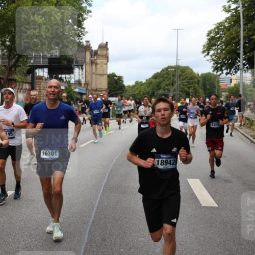 29.06.2025 - hella hamburg halbmarathon Yannick Fuchs http://msf.ph/oto/8158147 29.06.2025 10:38:33 20KM 1220, 1391, 1415, 1558, 1902, 2365, 2402, 2816, 3004, 3021, 3907, 4310, 4425, 4981, 4991, 4999, 5231, 5275, 5476, 5624, 5884, 6490, 6705, 6903, 6991, 7005, 7191, 7322, 8063, 8145, 8218, 8722, 8900, 9081, 9159, 9374, 9444, 9633, 10193, 10596, 10669, 10930, 11346, 11469, 12554, 12966, 13421, 13996, 14667, 14798, 14861, 15185, 15225, 15233, 15280, 15512, 15862, 16062, 16224, 16301, 16316, 16506, 16547, 16549, 16893, 17251, 17376, 17729, 17748, 17912, 18942 meine-sportfotos.de