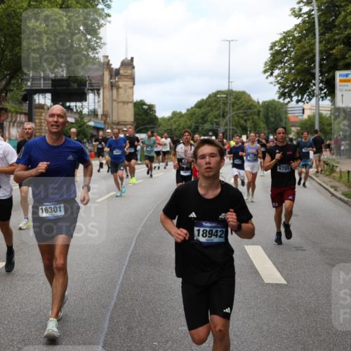 29.06.2025 - hella hamburg halbmarathon Yannick Fuchs http://msf.ph/oto/8158159 29.06.2025 10:38:33 20KM 1220, 1391, 1415, 1558, 1902, 2365, 2402, 2816, 3004, 3021, 3907, 4310, 4425, 4981, 4991, 4999, 5231, 5275, 5476, 5624, 5884, 6490, 6705, 6903, 6991, 7005, 7191, 7322, 8063, 8145, 8218, 8722, 8900, 9081, 9159, 9374, 9444, 9633, 10193, 10596, 10669, 10930, 11346, 11469, 12554, 12966, 13421, 13996, 14667, 14798, 14861, 15185, 15225, 15233, 15280, 15512, 15862, 16062, 16224, 16301, 16316, 16506, 16547, 16549, 16893, 17251, 17376, 17729, 17748, 17912, 18942 meine-sportfotos.de