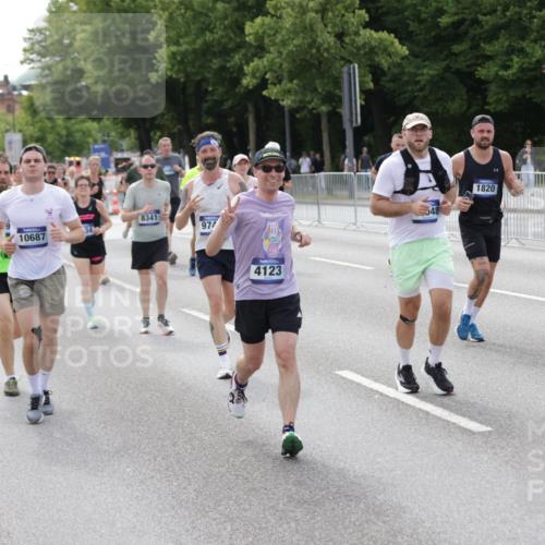 29.06.2025 - hella hamburg halbmarathon Jannik Wohlers http://msf.ph/oto/8158163 29.06.2025 10:18:03 Lombardsbrücke 1234, 1820, 2335, 2703, 3202, 3321, 3482, 4123, 4383, 4710, 4738, 5909, 6332, 6533, 7160, 7454, 8341, 9222, 9505, 9586, 9658, 9748, 9834, 10172, 10659, 10687, 12541, 12548, 12552, 12703, 12847, 13193, 13341, 13370, 13933, 14023, 14332, 14770, 15393, 15436, 16209, 16451, 16828, 16833, 17048, 17283, 17876, 18145, 18677, 18697, 18807, 18825 meine-sportfotos.de