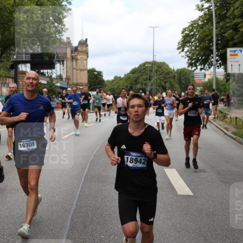 29.06.2025 - hella hamburg halbmarathon Yannick Fuchs http://msf.ph/oto/8158167 29.06.2025 10:38:33 20KM 1220, 1391, 1415, 1558, 1902, 2365, 2402, 2816, 3004, 3021, 3907, 4310, 4425, 4981, 4991, 4999, 5231, 5275, 5476, 5624, 5884, 6490, 6705, 6903, 6991, 7005, 7191, 7322, 8063, 8145, 8218, 8722, 8900, 9081, 9159, 9374, 9444, 9633, 10193, 10596, 10669, 10930, 11346, 11469, 12554, 12966, 13421, 13996, 14667, 14798, 14861, 15185, 15225, 15233, 15280, 15512, 15862, 16062, 16224, 16301, 16316, 16506, 16547, 16549, 16893, 17251, 17376, 17729, 17748, 17912, 18942 meine-sportfotos.de