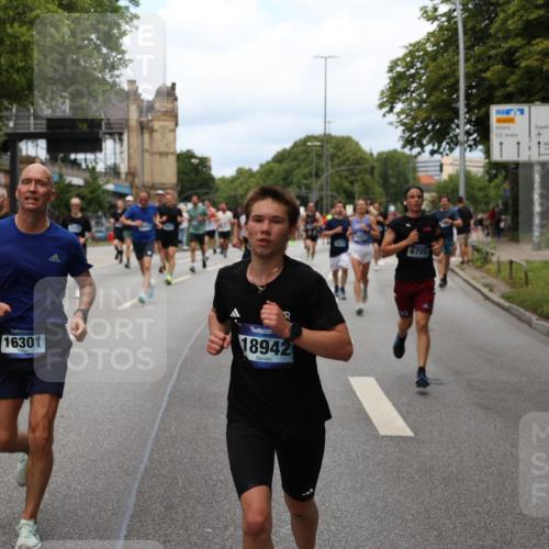 29.06.2025 - hella hamburg halbmarathon Yannick Fuchs http://msf.ph/oto/8158193 29.06.2025 10:38:33 20KM 1220, 1391, 1415, 1558, 1902, 2365, 2402, 2816, 3004, 3021, 3907, 4310, 4425, 4981, 4991, 4999, 5231, 5275, 5476, 5624, 5884, 6490, 6705, 6903, 6991, 7005, 7191, 7322, 8063, 8145, 8218, 8722, 8900, 9081, 9159, 9374, 9444, 9633, 10193, 10596, 10669, 10930, 11346, 11469, 12554, 12966, 13421, 13996, 14667, 14798, 14861, 15185, 15225, 15233, 15280, 15512, 15862, 16062, 16224, 16301, 16316, 16506, 16547, 16549, 16893, 17251, 17376, 17729, 17748, 17912, 18942 meine-sportfotos.de
