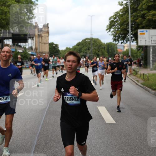 29.06.2025 - hella hamburg halbmarathon Yannick Fuchs http://msf.ph/oto/8158206 29.06.2025 10:38:33 20KM 1220, 1391, 1415, 1558, 1902, 2365, 2402, 2816, 3004, 3021, 3907, 4310, 4425, 4981, 4991, 4999, 5231, 5275, 5476, 5624, 5884, 6490, 6705, 6903, 6991, 7005, 7191, 7322, 8063, 8145, 8218, 8722, 8900, 9081, 9159, 9374, 9444, 9633, 10193, 10596, 10669, 10930, 11346, 11469, 12554, 12966, 13421, 13996, 14667, 14798, 14861, 15185, 15225, 15233, 15280, 15512, 15862, 16062, 16224, 16301, 16316, 16506, 16547, 16549, 16893, 17251, 17376, 17729, 17748, 17912, 18942 meine-sportfotos.de