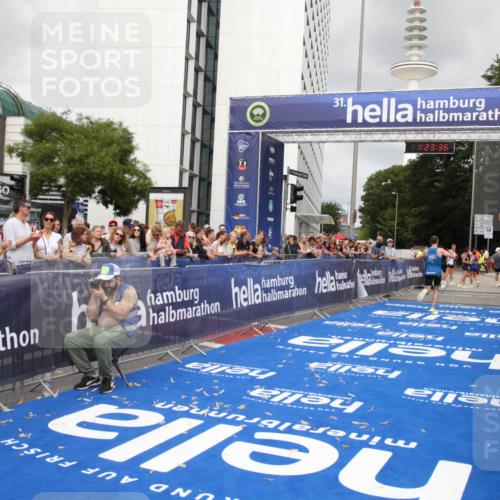 29.06.2025 - hella hamburg halbmarathon Michael Strokosch http://msf.ph/oto/8158217 29.06.2025 10:23:39 Ziel 7834, 16169 meine-sportfotos.de