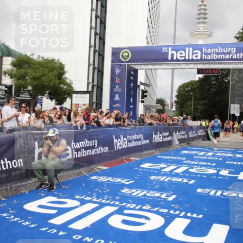 29.06.2025 - hella hamburg halbmarathon Michael Strokosch http://msf.ph/oto/8158238 29.06.2025 10:23:40 Ziel 7834, 16169 meine-sportfotos.de