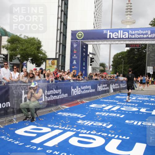 29.06.2025 - hella hamburg halbmarathon Michael Strokosch http://msf.ph/oto/8158254 29.06.2025 10:23:44 Ziel 5301, 7834, 9151 meine-sportfotos.de