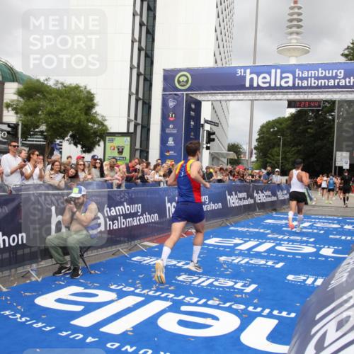 29.06.2025 - hella hamburg halbmarathon Michael Strokosch http://msf.ph/oto/8158280 29.06.2025 10:23:48 Ziel 5301, 6699, 9151, 10780 meine-sportfotos.de