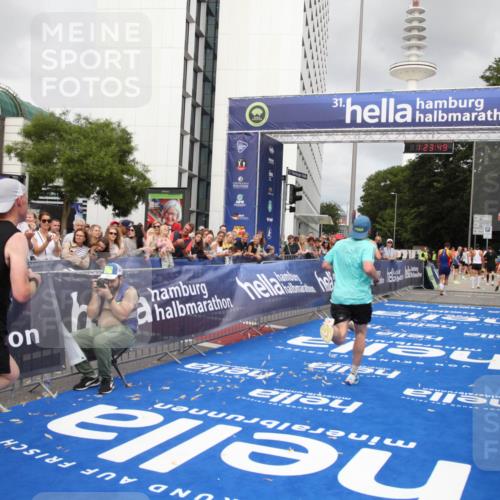 29.06.2025 - hella hamburg halbmarathon Michael Strokosch http://msf.ph/oto/8158331 29.06.2025 10:23:53 Ziel 6699, 7963, 9447, 10780, 12360 meine-sportfotos.de