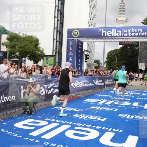 29.06.2025 - hella hamburg halbmarathon Michael Strokosch http://msf.ph/oto/8158342 29.06.2025 10:23:54 Ziel 6699, 7963, 9447, 10780, 12360 meine-sportfotos.de