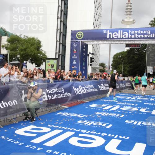 29.06.2025 - hella hamburg halbmarathon Michael Strokosch http://msf.ph/oto/8158360 29.06.2025 10:23:55 Ziel 6699, 7963, 9447, 10780, 12360 meine-sportfotos.de