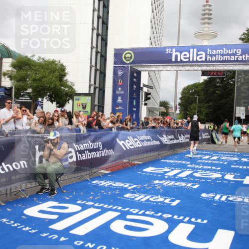 29.06.2025 - hella hamburg halbmarathon Michael Strokosch http://msf.ph/oto/8158366 29.06.2025 10:23:56 Ziel 6699, 7963, 9447, 10780, 11194, 12360 meine-sportfotos.de