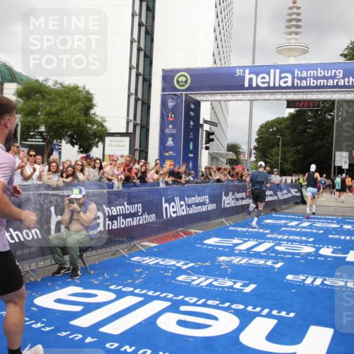 29.06.2025 - hella hamburg halbmarathon Michael Strokosch http://msf.ph/oto/8158402 29.06.2025 10:24:00 Ziel 7963, 11194, 12360, 13440 meine-sportfotos.de