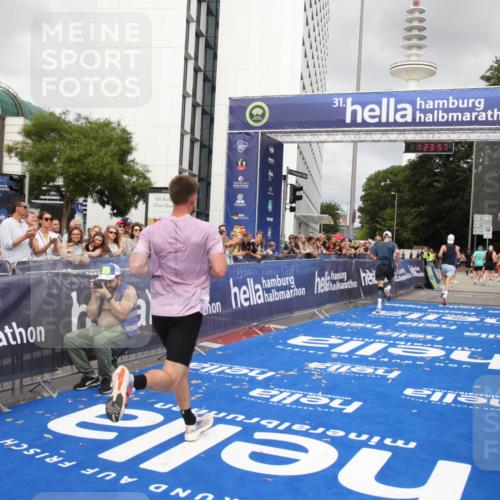 29.06.2025 - hella hamburg halbmarathon Michael Strokosch http://msf.ph/oto/8158407 29.06.2025 10:24:01 Ziel 7963, 11194, 12360, 13440, 14753 meine-sportfotos.de