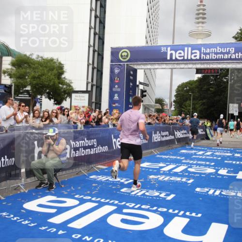 29.06.2025 - hella hamburg halbmarathon Michael Strokosch http://msf.ph/oto/8158416 29.06.2025 10:24:01 Ziel 7963, 11194, 12360, 13440, 14753 meine-sportfotos.de