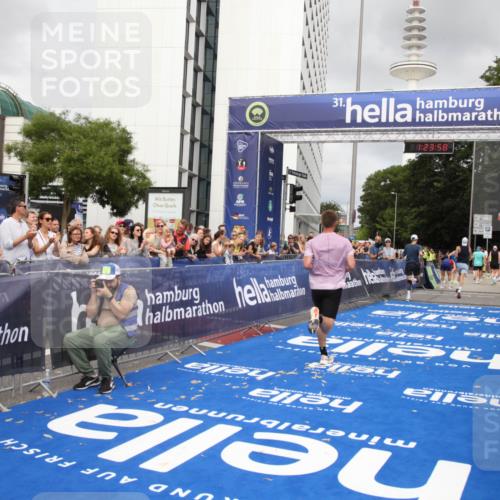 29.06.2025 - hella hamburg halbmarathon Michael Strokosch http://msf.ph/oto/8158422 29.06.2025 10:24:01 Ziel 7963, 11194, 12360, 13440, 14753 meine-sportfotos.de