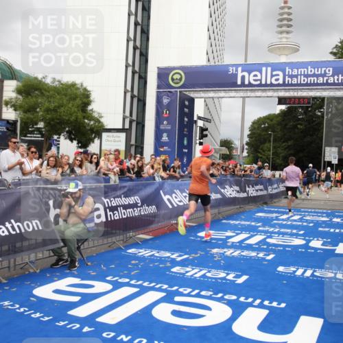 29.06.2025 - hella hamburg halbmarathon Michael Strokosch http://msf.ph/oto/8158426 29.06.2025 10:24:03 Ziel 11194, 13440, 14753 meine-sportfotos.de