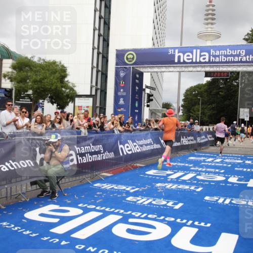 29.06.2025 - hella hamburg halbmarathon Michael Strokosch http://msf.ph/oto/8158429 29.06.2025 10:24:03 Ziel 11194, 13440, 14753 meine-sportfotos.de