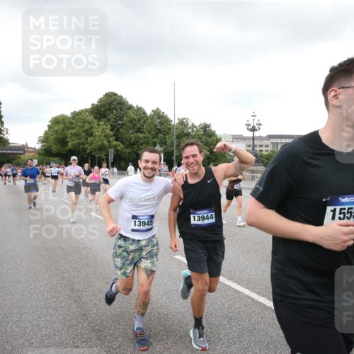 29.06.2025 - hella hamburg halbmarathon Jannik Wohlers http://msf.ph/oto/8158456 29.06.2025 10:54:31 Lombardsbrücke 1198, 2566, 2632, 3002, 4191, 4192, 5392, 5500, 5727, 5882, 6839, 6982, 7238, 8012, 8186, 9521, 9596, 10109, 10331, 10686, 11226, 11287, 11788, 11908, 12240, 12268, 12270, 13283, 13548, 13944, 13945, 13979, 13980, 14752, 15271, 15553, 16432, 16433, 16443, 16637, 16664, 16665, 18168, 18372 meine-sportfotos.de