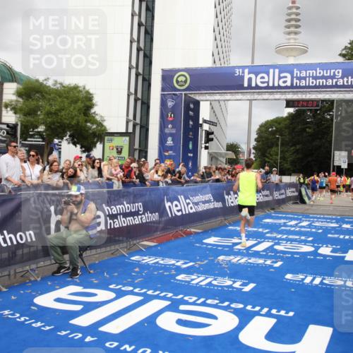 29.06.2025 - hella hamburg halbmarathon Michael Strokosch http://msf.ph/oto/8158458 29.06.2025 10:24:07 Ziel 10234, 14753 meine-sportfotos.de