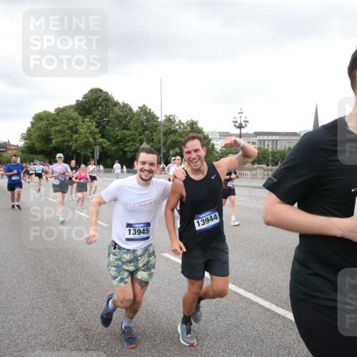 29.06.2025 - hella hamburg halbmarathon Jannik Wohlers http://msf.ph/oto/8158472 29.06.2025 10:54:31 Lombardsbrücke 1198, 2566, 2632, 3002, 4191, 4192, 5392, 5500, 5727, 5882, 6839, 6982, 7238, 8012, 8186, 9521, 9596, 10109, 10331, 10686, 11226, 11287, 11788, 11908, 12240, 12268, 12270, 13283, 13548, 13944, 13945, 13979, 13980, 14752, 15271, 15553, 16432, 16433, 16443, 16637, 16664, 16665, 18168, 18372 meine-sportfotos.de