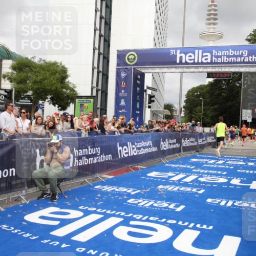 29.06.2025 - hella hamburg halbmarathon Michael Strokosch http://msf.ph/oto/8158495 29.06.2025 10:24:08 Ziel 9269, 10234, 14753, 17614, 19041 meine-sportfotos.de