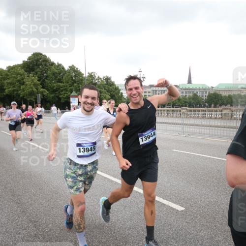 29.06.2025 - hella hamburg halbmarathon Jannik Wohlers http://msf.ph/oto/8158497 29.06.2025 10:54:31 Lombardsbrücke 1198, 2566, 2632, 3002, 4191, 4192, 5392, 5500, 5727, 5882, 6839, 6982, 7238, 8012, 8186, 9521, 9596, 10109, 10331, 10686, 11226, 11287, 11788, 11908, 12240, 12268, 12270, 13283, 13548, 13944, 13945, 13979, 13980, 14752, 15271, 15553, 16432, 16433, 16443, 16637, 16664, 16665, 18168, 18372 meine-sportfotos.de
