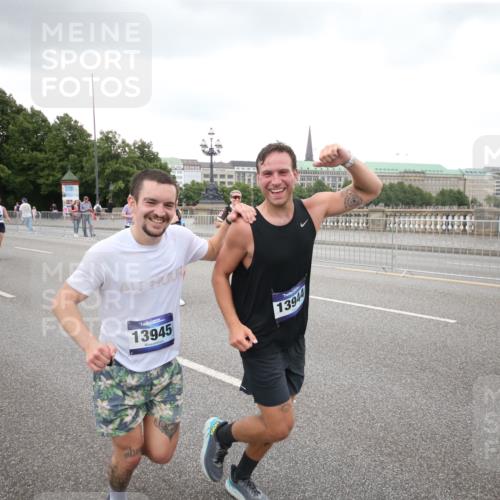 29.06.2025 - hella hamburg halbmarathon Jannik Wohlers http://msf.ph/oto/8158516 29.06.2025 10:54:31 Lombardsbrücke 1198, 2566, 2632, 3002, 4191, 4192, 5392, 5500, 5727, 5882, 6839, 6982, 7238, 8012, 8186, 9521, 9596, 10109, 10331, 10686, 11226, 11287, 11788, 11908, 12240, 12268, 12270, 13283, 13548, 13944, 13945, 13979, 13980, 14752, 15271, 15553, 16432, 16433, 16443, 16637, 16664, 16665, 18168, 18372 meine-sportfotos.de