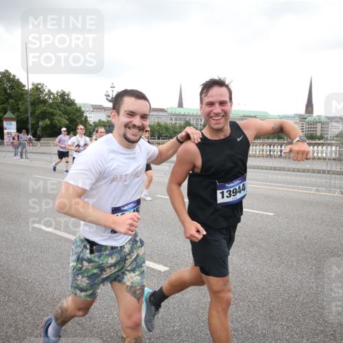 29.06.2025 - hella hamburg halbmarathon Jannik Wohlers http://msf.ph/oto/8158546 29.06.2025 10:54:31 Lombardsbrücke 1198, 2566, 2632, 3002, 4191, 4192, 5392, 5500, 5727, 5882, 6839, 6982, 7238, 8012, 8186, 9521, 9596, 10109, 10331, 10686, 11226, 11287, 11788, 11908, 12240, 12268, 12270, 13283, 13548, 13944, 13945, 13979, 13980, 14752, 15271, 15553, 16432, 16433, 16443, 16637, 16664, 16665, 18168, 18372 meine-sportfotos.de