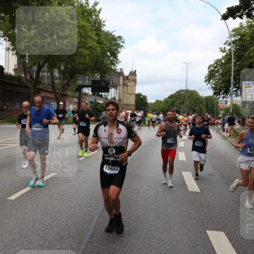 29.06.2025 - hella hamburg halbmarathon Yannick Fuchs http://msf.ph/oto/8158565 29.06.2025 10:38:37 20KM 1057, 1220, 1391, 1415, 1558, 1782, 1902, 1941, 2365, 2402, 2816, 3004, 3021, 3305, 3907, 4310, 4425, 4981, 4991, 4999, 5231, 5275, 5476, 5624, 5884, 6490, 6705, 6903, 6991, 7005, 7191, 7322, 8063, 8722, 9081, 9159, 9374, 9444, 9633, 10193, 10596, 10669, 10930, 11346, 11469, 12159, 12554, 12711, 12966, 13123, 13421, 13996, 14667, 14798, 14816, 15185, 15225, 15233, 15280, 15512, 15862, 16062, 16224, 16316, 16506, 16547, 16893, 17251, 17729, 17748, 18806 meine-sportfotos.de