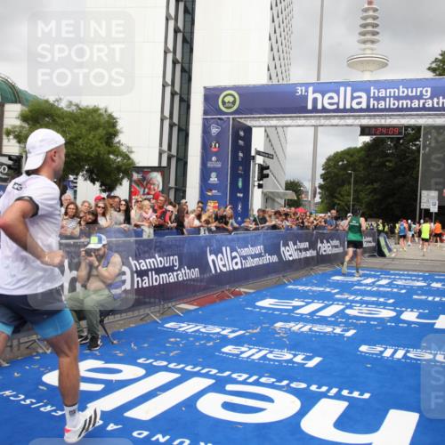 29.06.2025 - hella hamburg halbmarathon Michael Strokosch http://msf.ph/oto/8158573 29.06.2025 10:24:12 Ziel 7331, 9269, 10234, 17614, 18569, 19041 meine-sportfotos.de