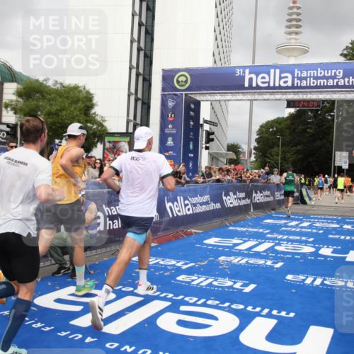 29.06.2025 - hella hamburg halbmarathon Michael Strokosch http://msf.ph/oto/8158593 29.06.2025 10:24:13 Ziel 7331, 9269, 10234, 17614, 18569, 19041 meine-sportfotos.de