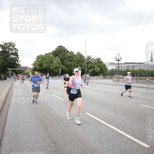 29.06.2025 - hella hamburg halbmarathon Jannik Wohlers http://msf.ph/oto/8158599 29.06.2025 10:54:33 Lombardsbrücke 2566, 2632, 3002, 3274, 4191, 4192, 5392, 5500, 5727, 5882, 6839, 7238, 8012, 8186, 9596, 10109, 10686, 11226, 11788, 11908, 12147, 12148, 12240, 13283, 13548, 13944, 13945, 13979, 13980, 14752, 15271, 15553, 16057, 16432, 16433, 16443, 16637, 16664, 16665, 17090, 18168, 18372 meine-sportfotos.de