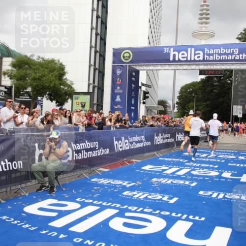 29.06.2025 - hella hamburg halbmarathon Michael Strokosch http://msf.ph/oto/8158617 29.06.2025 10:24:15 Ziel 6816, 7331, 9269, 10234, 17614, 18569, 19041 meine-sportfotos.de