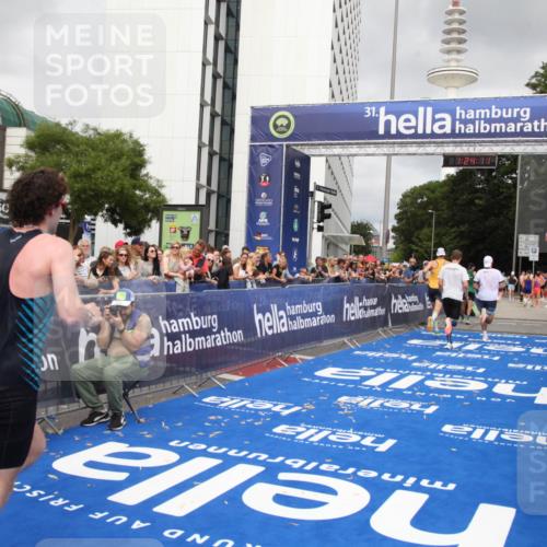 29.06.2025 - hella hamburg halbmarathon Michael Strokosch http://msf.ph/oto/8158636 29.06.2025 10:24:15 Ziel 6816, 7331, 9269, 10234, 17614, 18569, 19041 meine-sportfotos.de