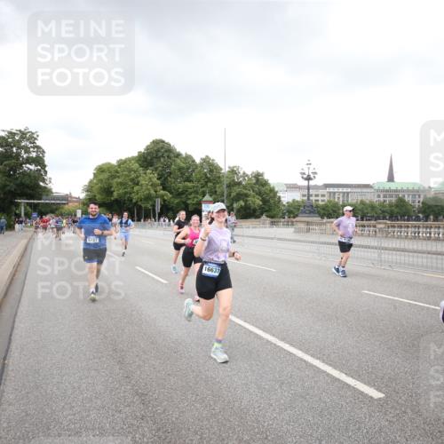 29.06.2025 - hella hamburg halbmarathon Jannik Wohlers http://msf.ph/oto/8158639 29.06.2025 10:54:33 Lombardsbrücke 2566, 2632, 3002, 3274, 4191, 4192, 5392, 5500, 5727, 5882, 6839, 7238, 8012, 8186, 9596, 10109, 10686, 11226, 11788, 11908, 12147, 12148, 12240, 13283, 13548, 13944, 13945, 13979, 13980, 14752, 15271, 15553, 16057, 16432, 16433, 16443, 16637, 16664, 16665, 17090, 18168, 18372 meine-sportfotos.de