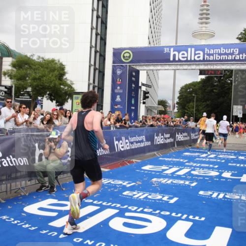 29.06.2025 - hella hamburg halbmarathon Michael Strokosch http://msf.ph/oto/8158655 29.06.2025 10:24:15 Ziel 6816, 7331, 9269, 10234, 17614, 18569, 19041 meine-sportfotos.de