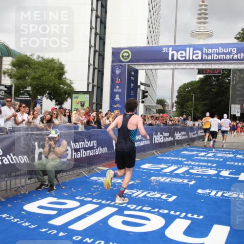 29.06.2025 - hella hamburg halbmarathon Michael Strokosch http://msf.ph/oto/8158670 29.06.2025 10:24:16 Ziel 5612, 6816, 7331, 9269, 17614, 18569, 19041 meine-sportfotos.de