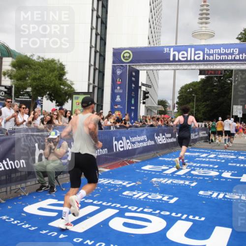29.06.2025 - hella hamburg halbmarathon Michael Strokosch http://msf.ph/oto/8158679 29.06.2025 10:24:17 Ziel 5612, 6816, 7331, 9269, 17614, 18569, 19041 meine-sportfotos.de