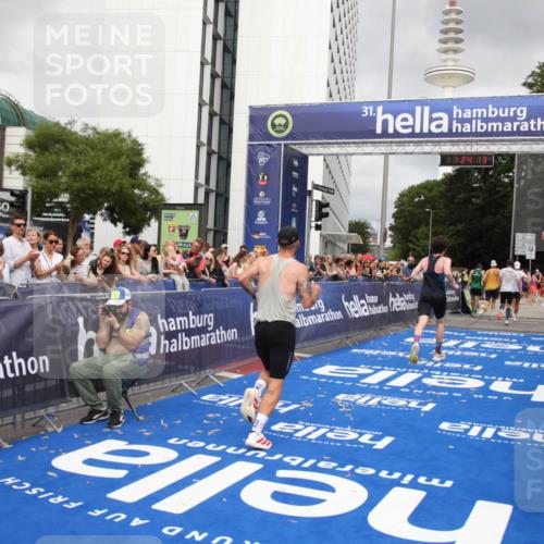 29.06.2025 - hella hamburg halbmarathon Michael Strokosch http://msf.ph/oto/8158691 29.06.2025 10:24:17 Ziel 5612, 6816, 7331, 9269, 17614, 18569, 19041 meine-sportfotos.de