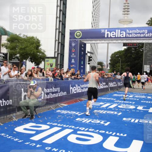 29.06.2025 - hella hamburg halbmarathon Michael Strokosch http://msf.ph/oto/8158700 29.06.2025 10:24:17 Ziel 5612, 6816, 7331, 9269, 17614, 18569, 19041 meine-sportfotos.de