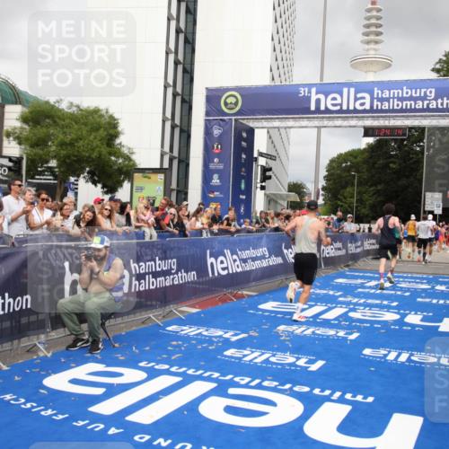 29.06.2025 - hella hamburg halbmarathon Michael Strokosch http://msf.ph/oto/8158713 29.06.2025 10:24:18 Ziel 5612, 6816, 7331, 18569 meine-sportfotos.de