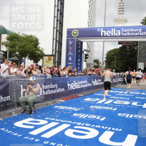 29.06.2025 - hella hamburg halbmarathon Michael Strokosch http://msf.ph/oto/8158716 29.06.2025 10:24:18 Ziel 5612, 6816, 7331, 18569 meine-sportfotos.de