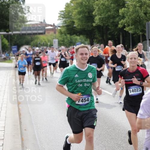 29.06.2025 - hella hamburg halbmarathon Jannik Wohlers http://msf.ph/oto/8158726 29.06.2025 10:18:11 Lombardsbrücke 1234, 1820, 2703, 3202, 3529, 4123, 4383, 4802, 5049, 5910, 6332, 6533, 7160, 7214, 7454, 8341, 8665, 9222, 9276, 9505, 9586, 9658, 9748, 10172, 10502, 10659, 10687, 10856, 11020, 12541, 12548, 12552, 12703, 12847, 13193, 13341, 13933, 14023, 14247, 14332, 14627, 14760, 14770, 14967, 15138, 15208, 15393, 15402, 15436, 15749, 16209, 16451, 16828, 17048, 17283, 17567, 18246, 18336, 18456, 18697, 18807, 18825 meine-sportfotos.de